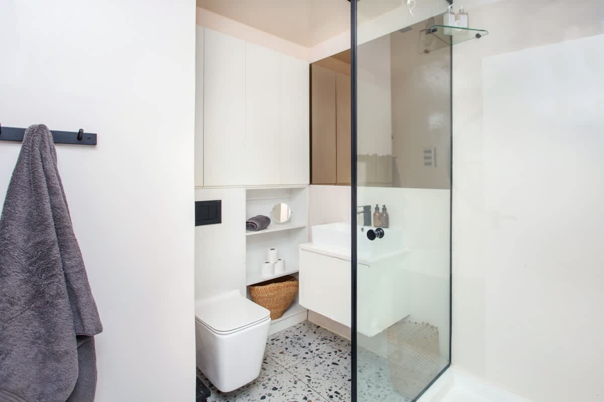 Love My Spacious Habitat - 1 Bedroom Penthouse image no 26 of 45