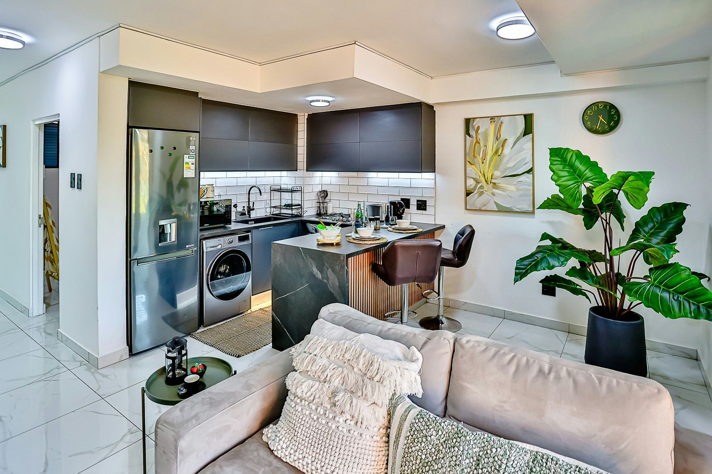Stylish Sibaya Apartment | Pool & Inverter image no 21 of 31