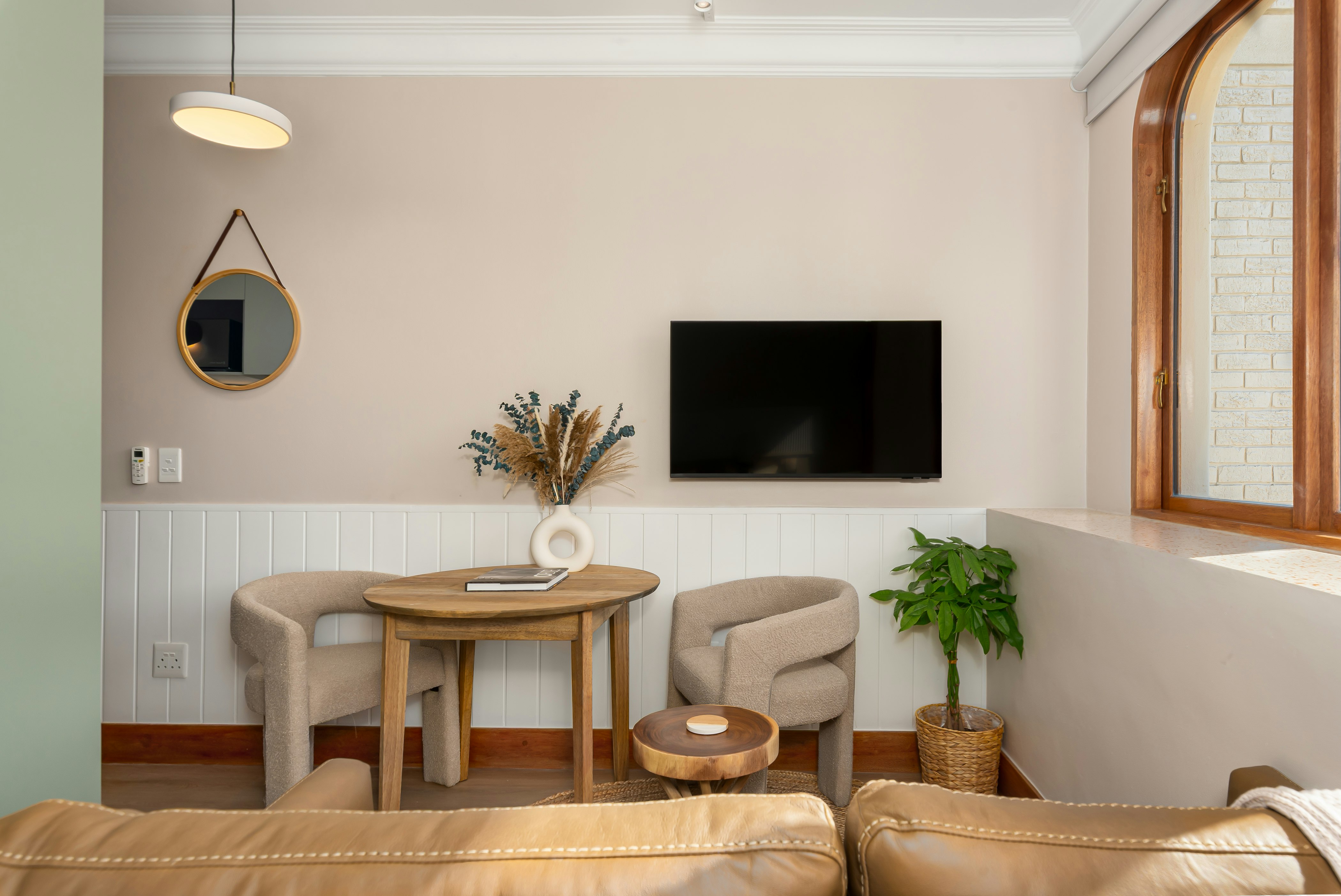 Charlie and the Chairman | Elegant CBD Retreat image no 5 of 24
