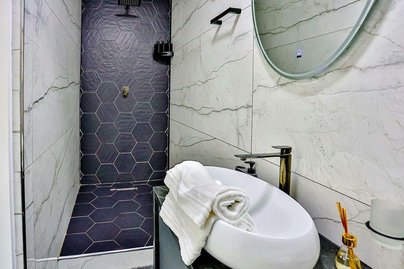 Stylish Sibaya Apartment | Pool & Inverter image no 24 of 31