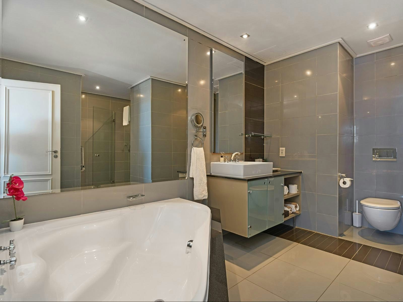 Cape Royale Apartment 802 image no 18 of 21