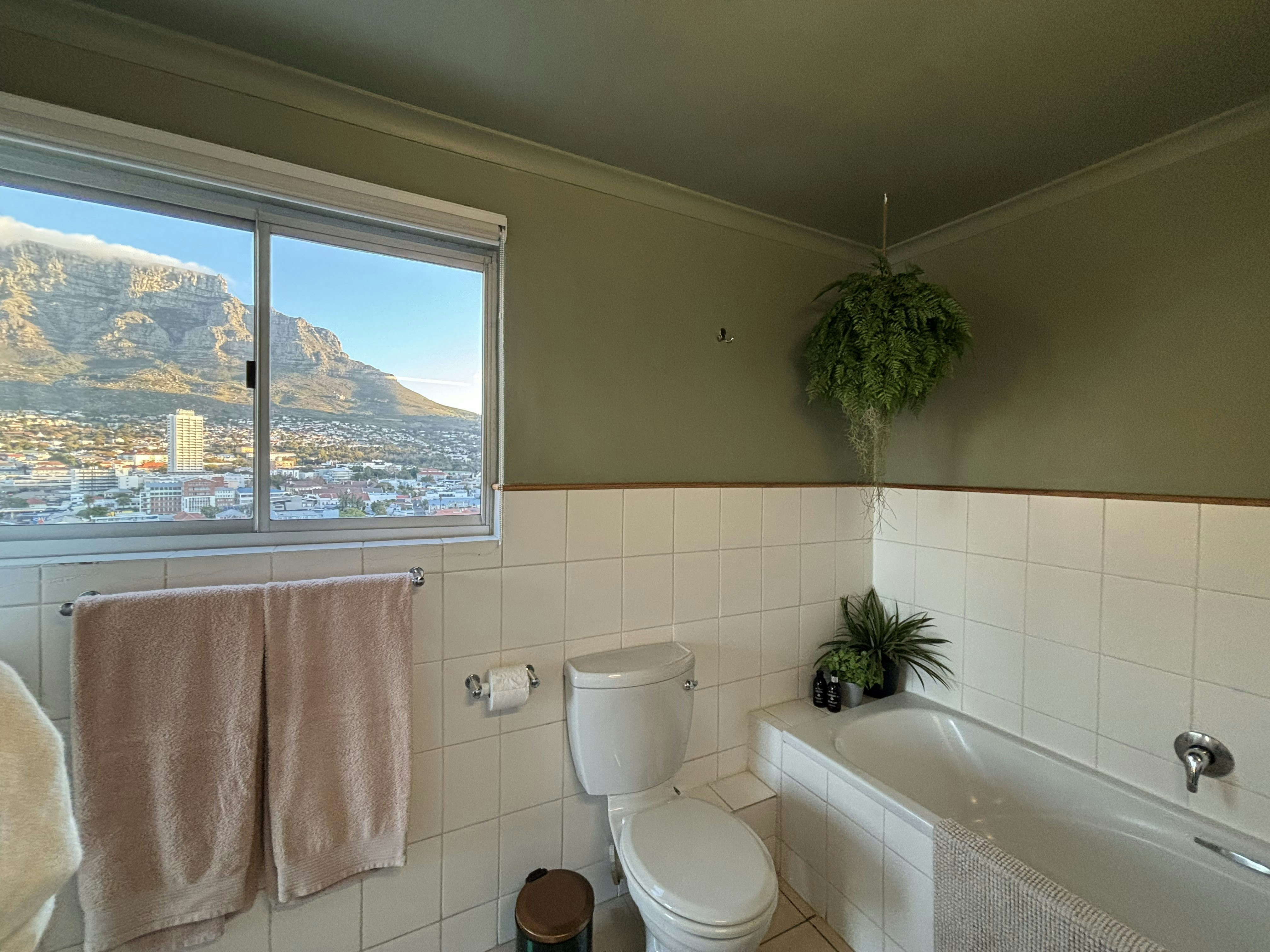 Luxury Top-Floor Retreat image no 42 of 82