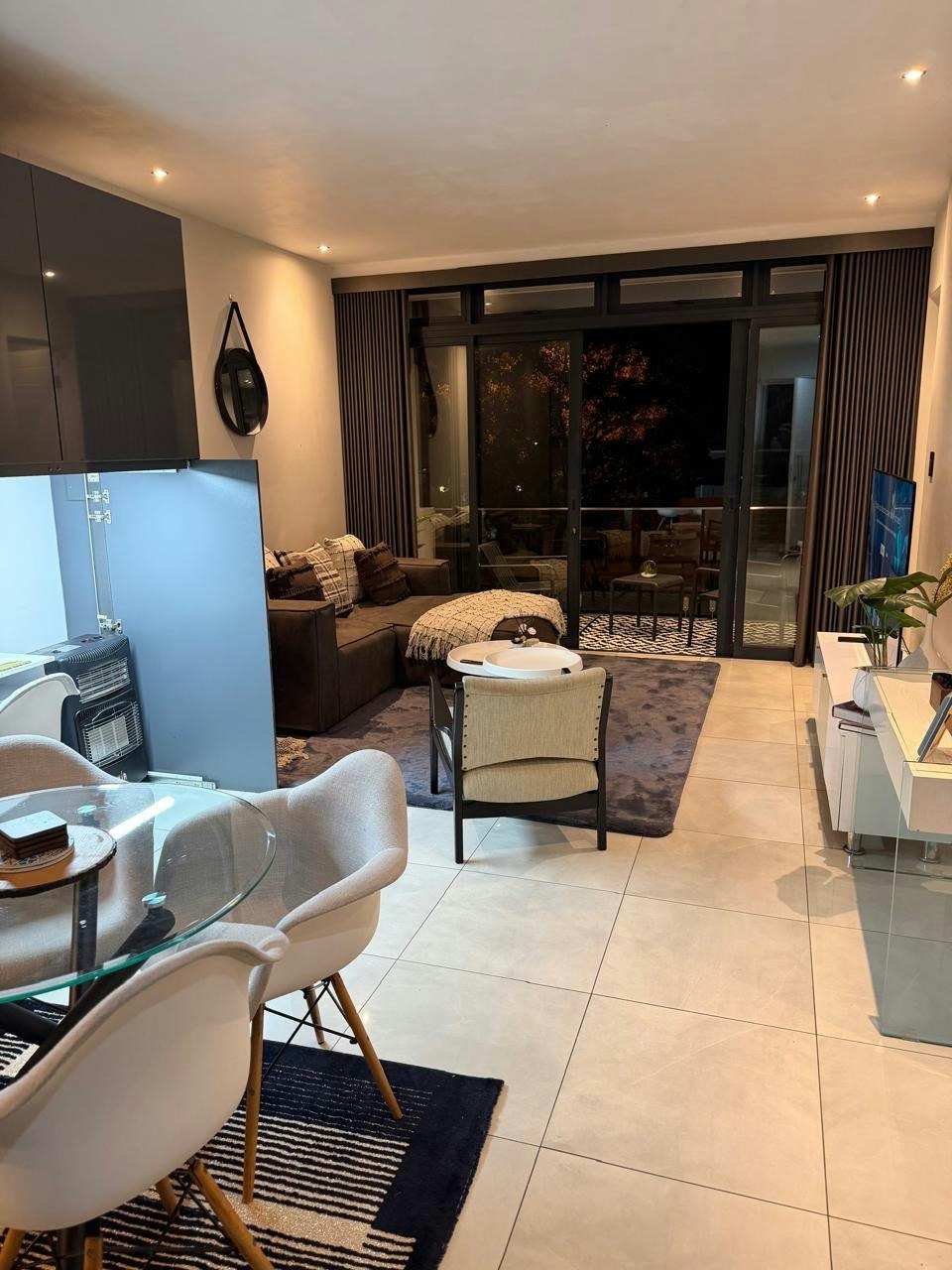 Luxurious Modern Apartment Near Rosebank & Sandton image no 2 of 16
