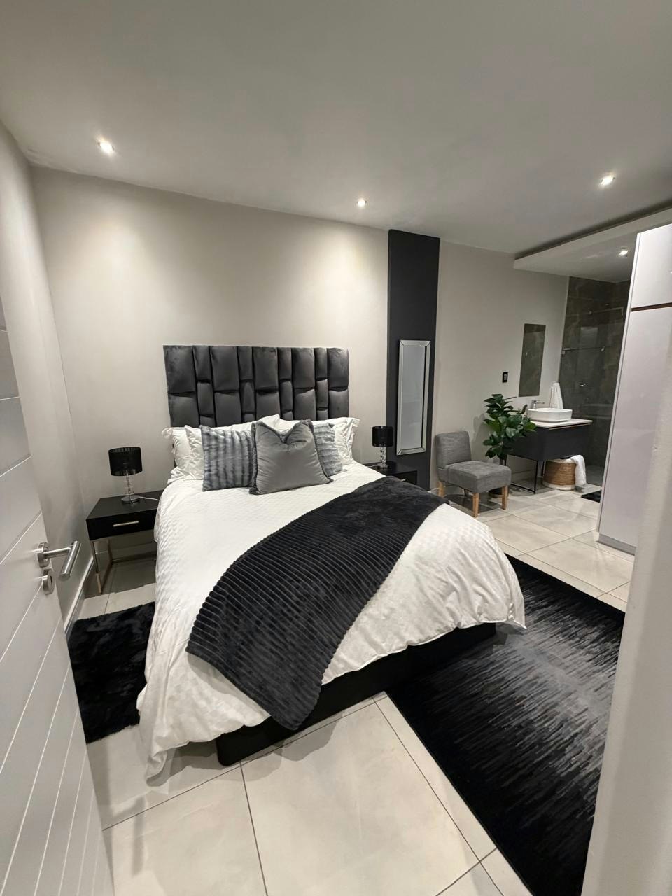 Luxurious Modern Apartment Near Rosebank & Sandton image no 12 of 16