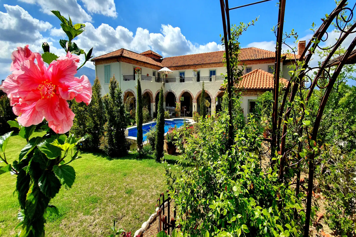 Sandmartins Luxury Villa image no 3 of 55